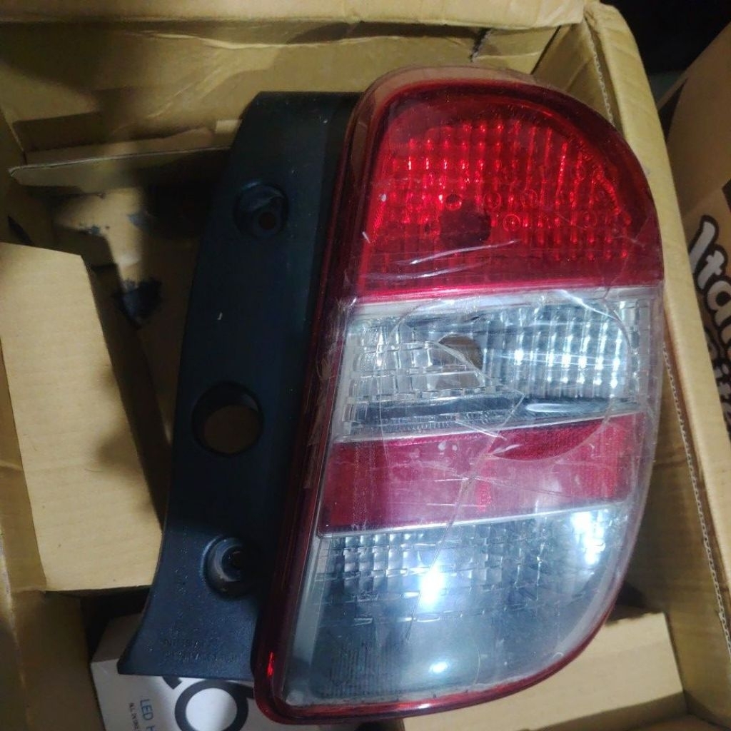 Rumah Lampu belakang Nissan march 2011