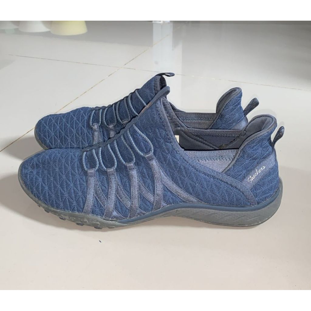 SepatuSkechersWarnaNavy