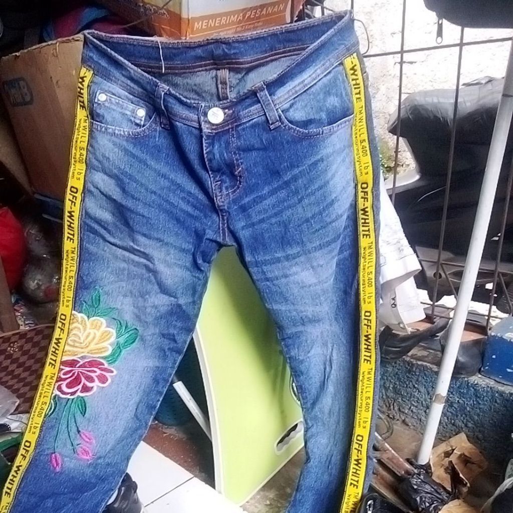 celana Levis panjang warna biru Dongker merk prada