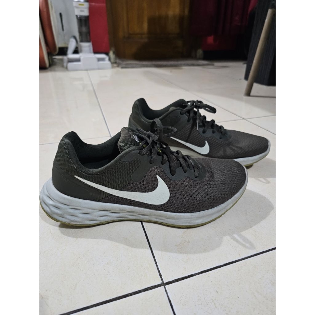 ORIGINAL Nike Revolution 6 Next Nature Green Hijau Sepatu Lari Running Shoes, VERY GOOD CONDITION
