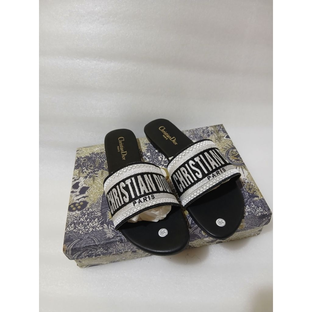 sandal flat/teplek dior wanita kekinian