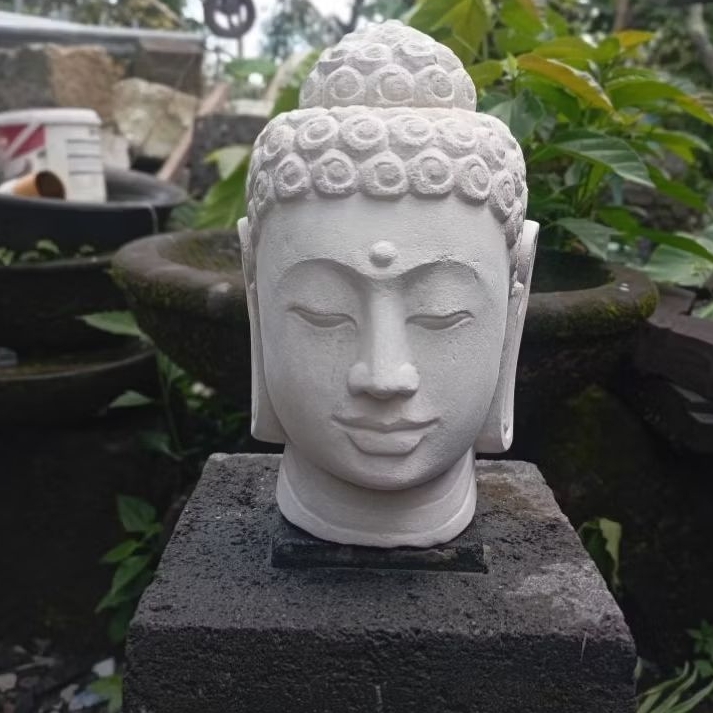 patung kepala Buddha