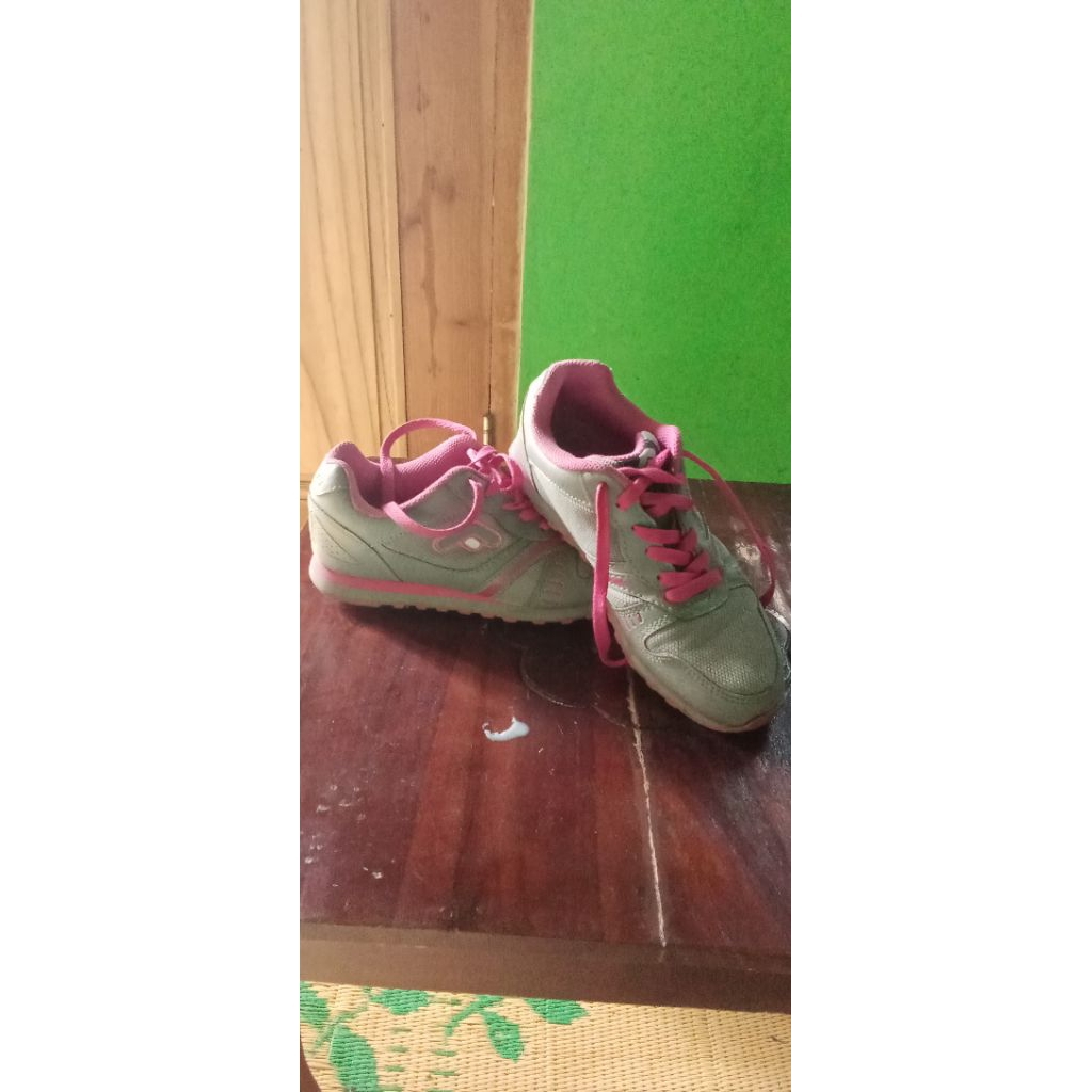 sepatu fans seken