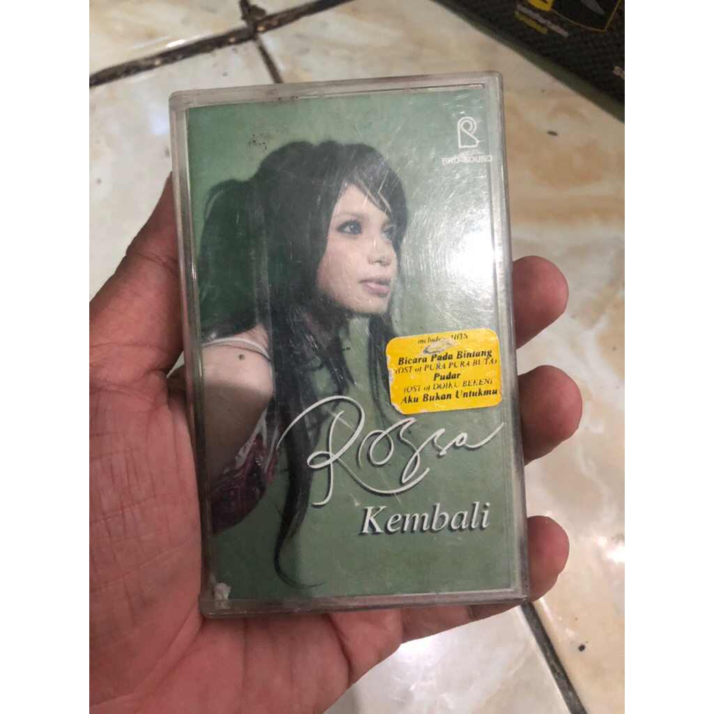 Kaset pita Rossa kembali