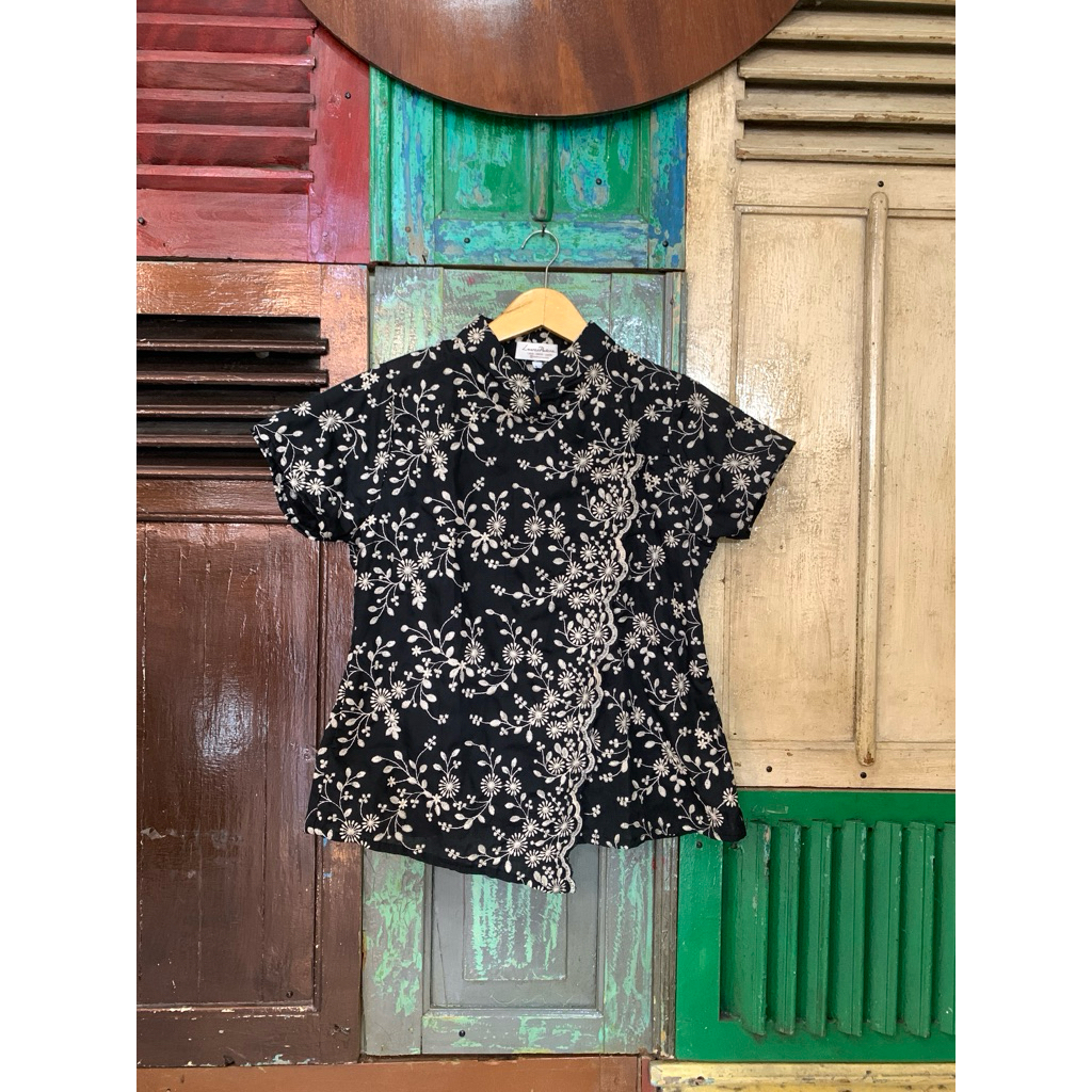 Batik Luwes Putera - Blus Kebaya Kutu Baru Lengan Pendek Motif Bunga Elegan