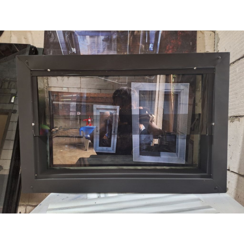 jendela/ boven kacamati/ boven kaca zigzag