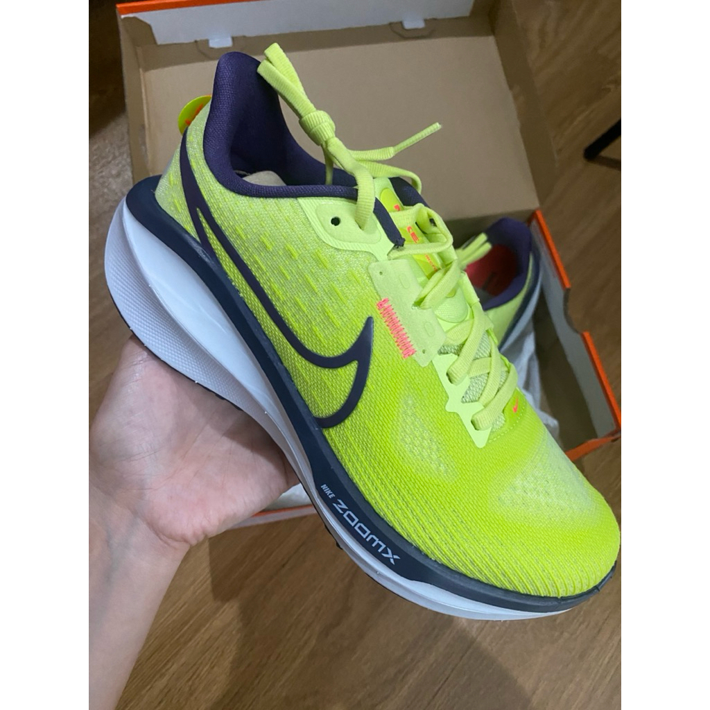 W NIKE VOMERO 17 Cyber Dark Raisin