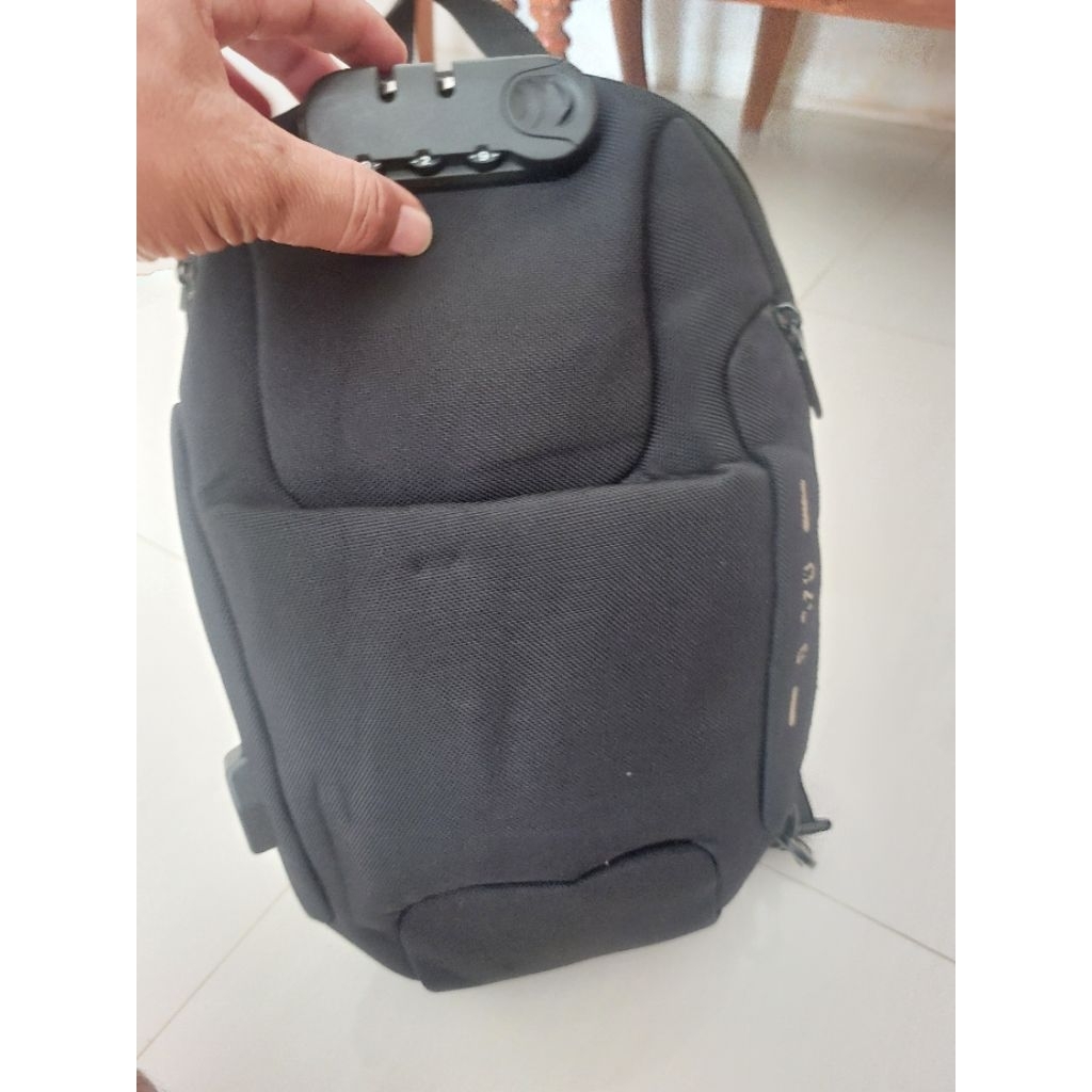 tas sling hitam ozuko