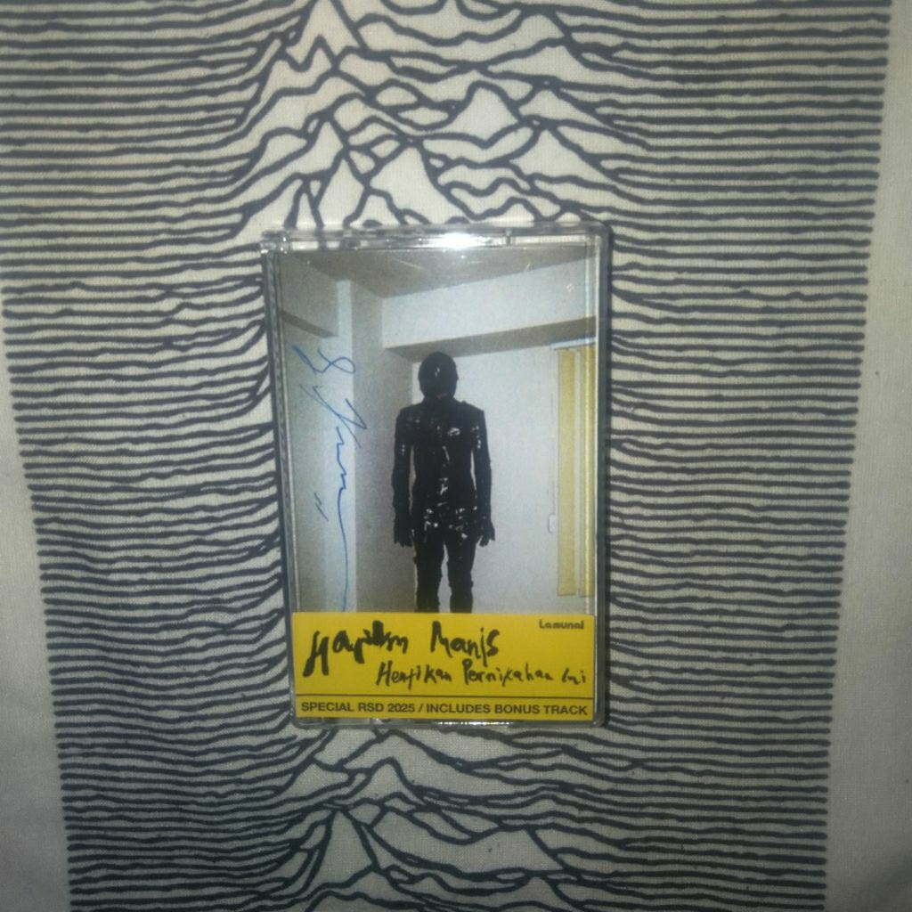 Kaset Harum Manis Bertanda tangan personil