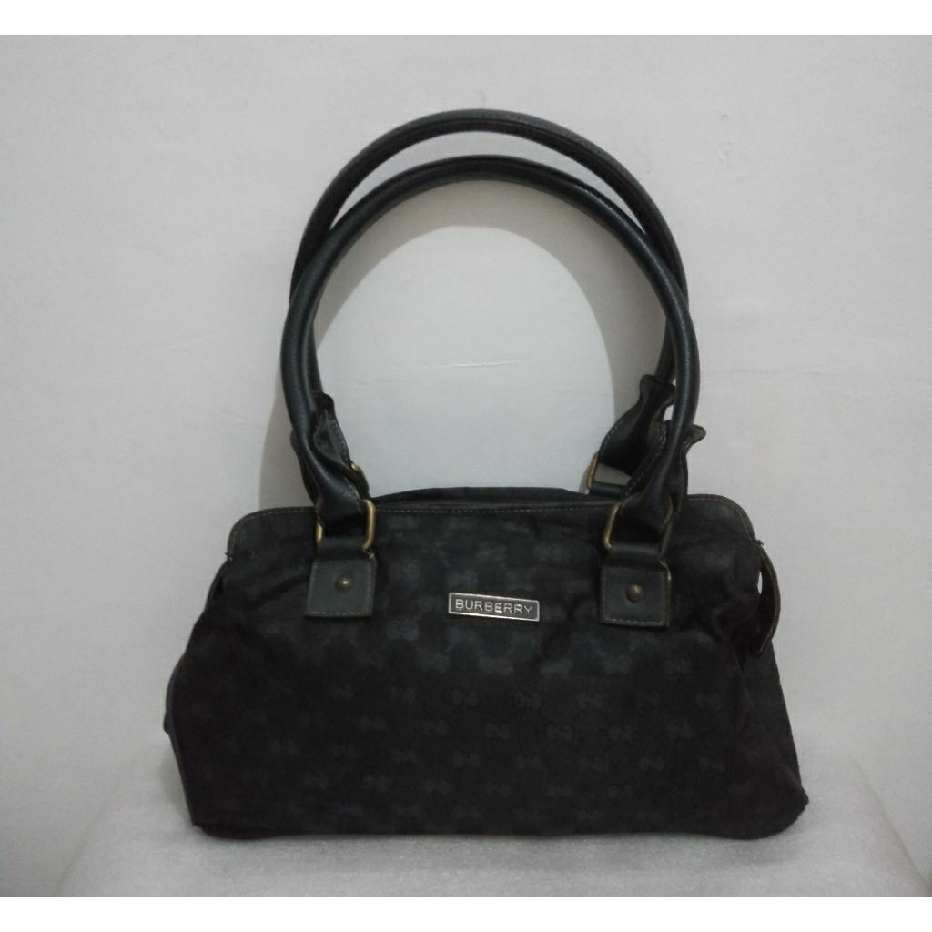 BURBERRY//Handle Bag Preloved //Warna Hitam // Tinggi 20cm, Lebar 35cm, Alas 11cm, Tali 55cm