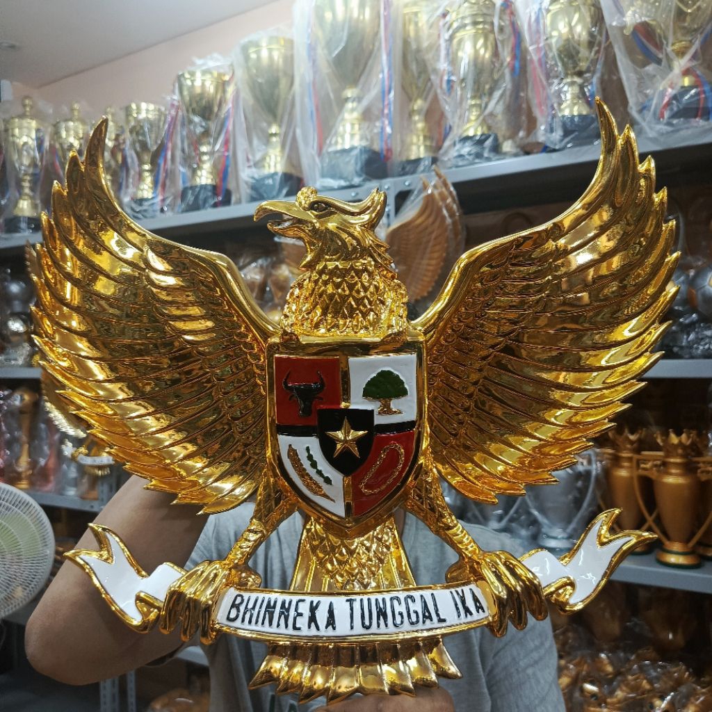 Lambang burung Garuda Pancasila UKURAN 40X50 CM CROME.