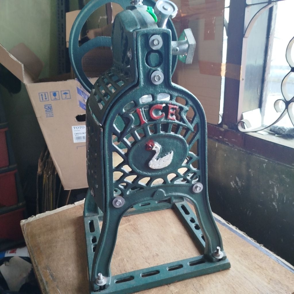 GILINGAN ES SWAN JADUL  MESIN ALAT SERUT PENYERUT PIRING KUNINGAN MANUAL PARUTAN PENGHANCUR CAMPUR S