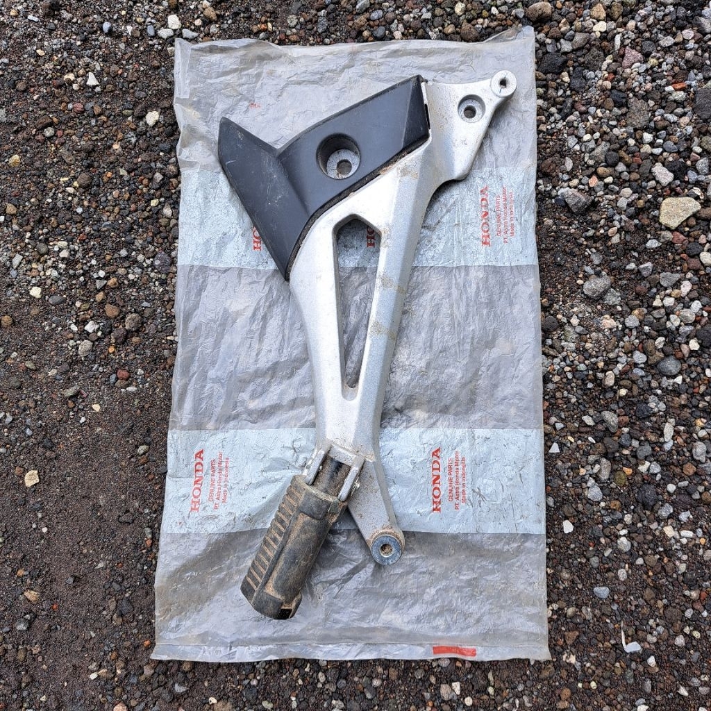 Dudukan Step Belakang Kanan Honda Revo 100  lama revo 100 old revo lancip HOLDER R PILLION STEP 5060