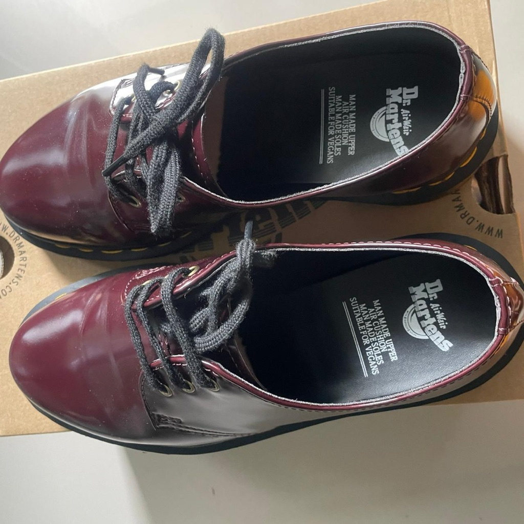 sepatu Dr. Martens