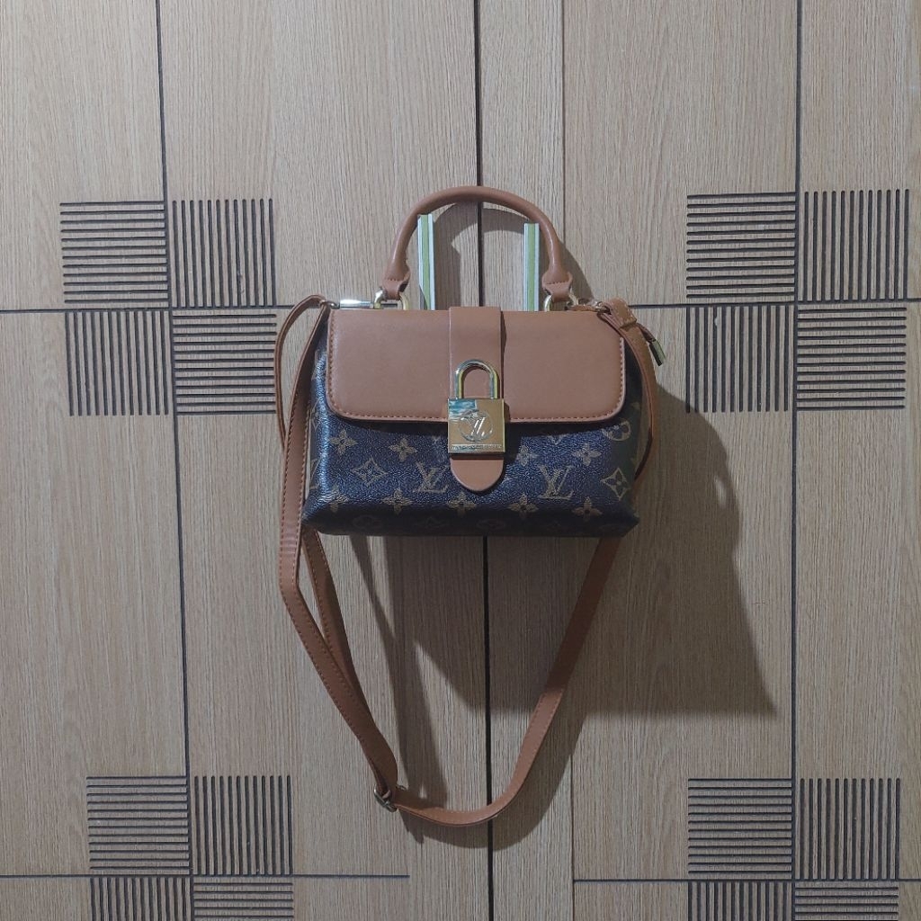 Tas second selempang LV