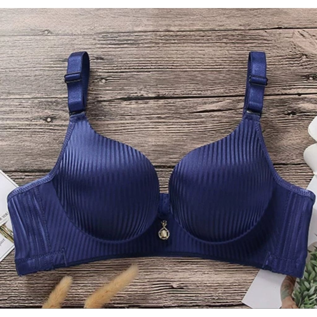 Bra Wanita Seamless/Pakaian Dalam Wanita Sexy  Busa Tipis Tanpa Kawat Bra Push up Cup C to D Kait 4 