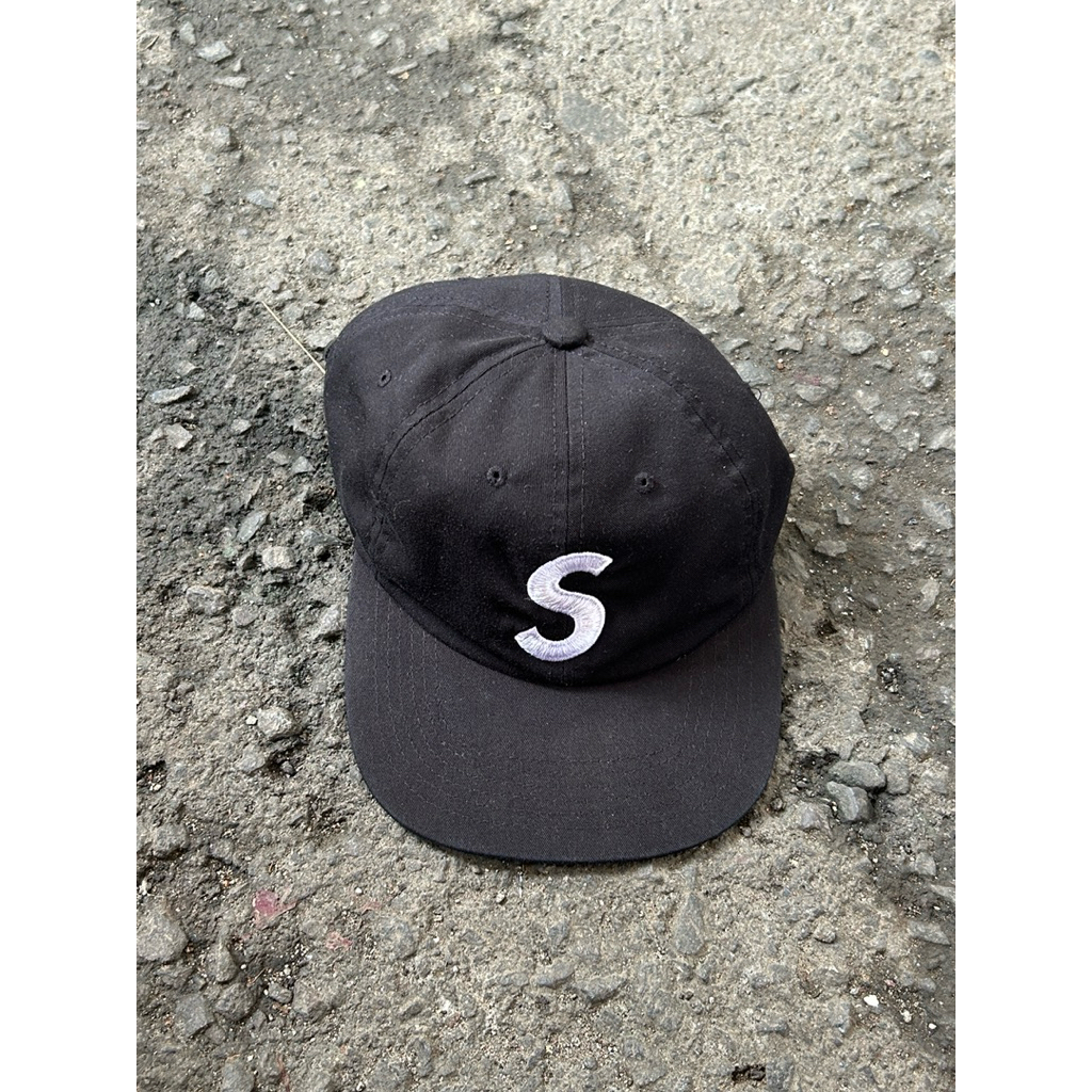 topi supreme s logo