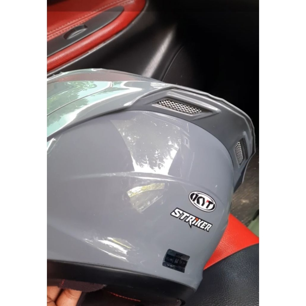 helm kyt striker bekas