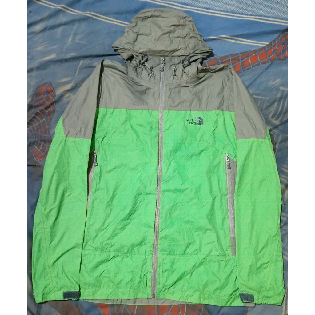 Jaket Outdoor Gorpcore The North Face Hyvent  2.5L Two Tone Color Green and Gray