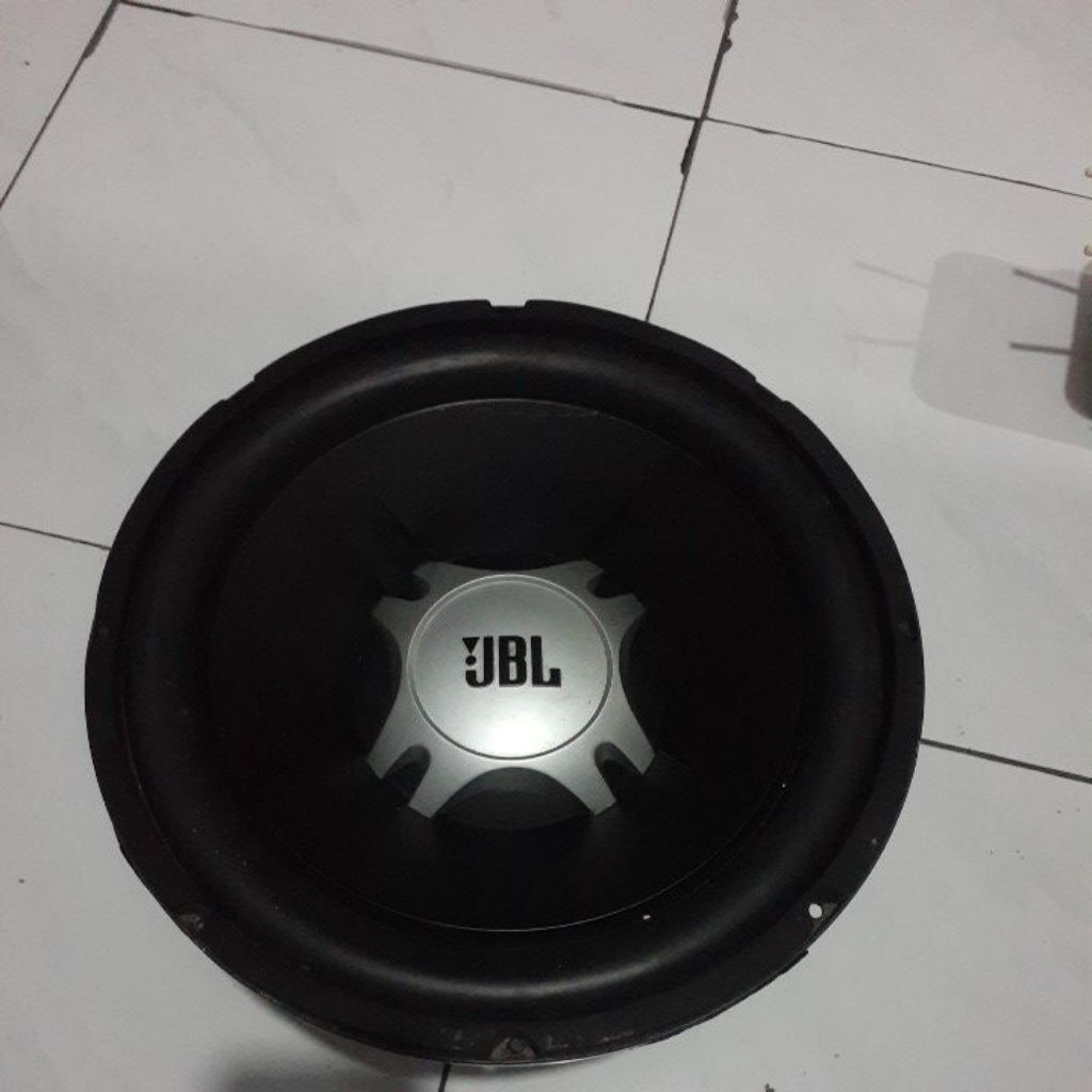 subwoofer jbL gt5