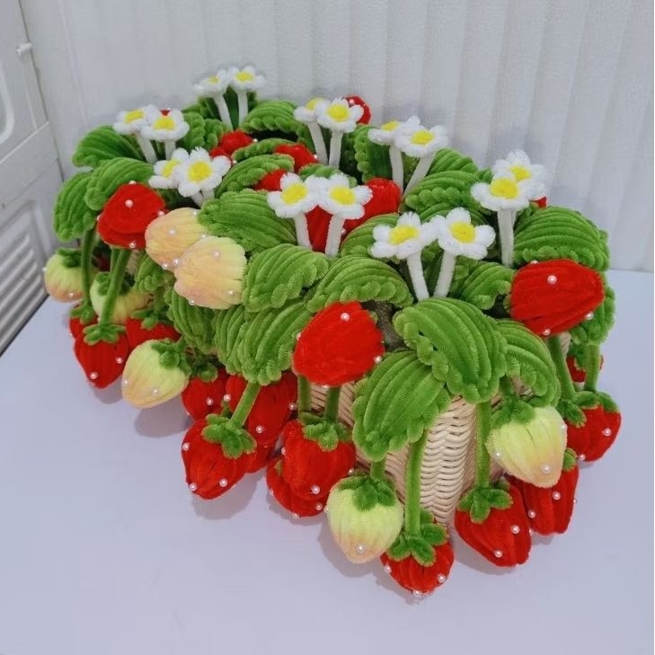 Hiasan rumah strawberry keranjang rotan