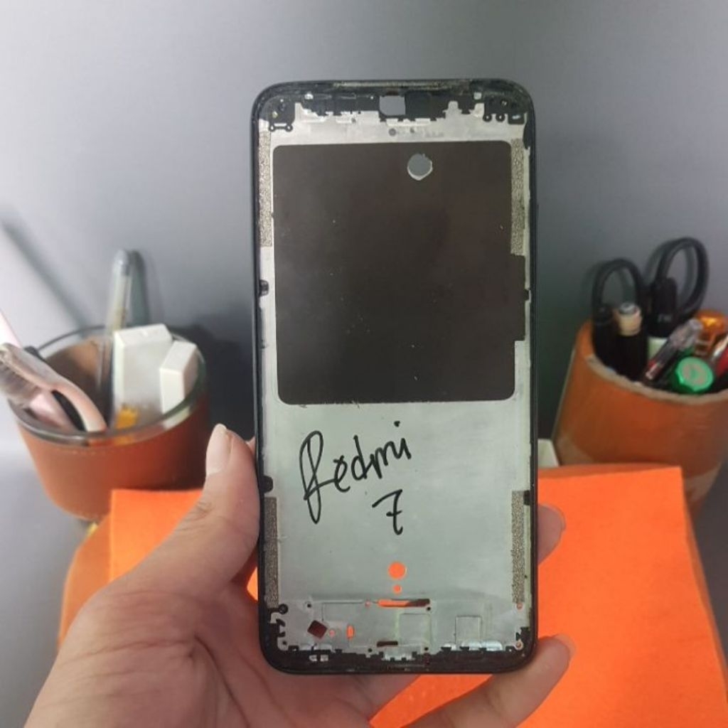 FRAME TATAKAN LCD TULANG TENGGAH XIAOMI REDMI 7 MULUS NO BONCEL BONCEL BEKAS PEMAKAIAN ORIGINAL COPO