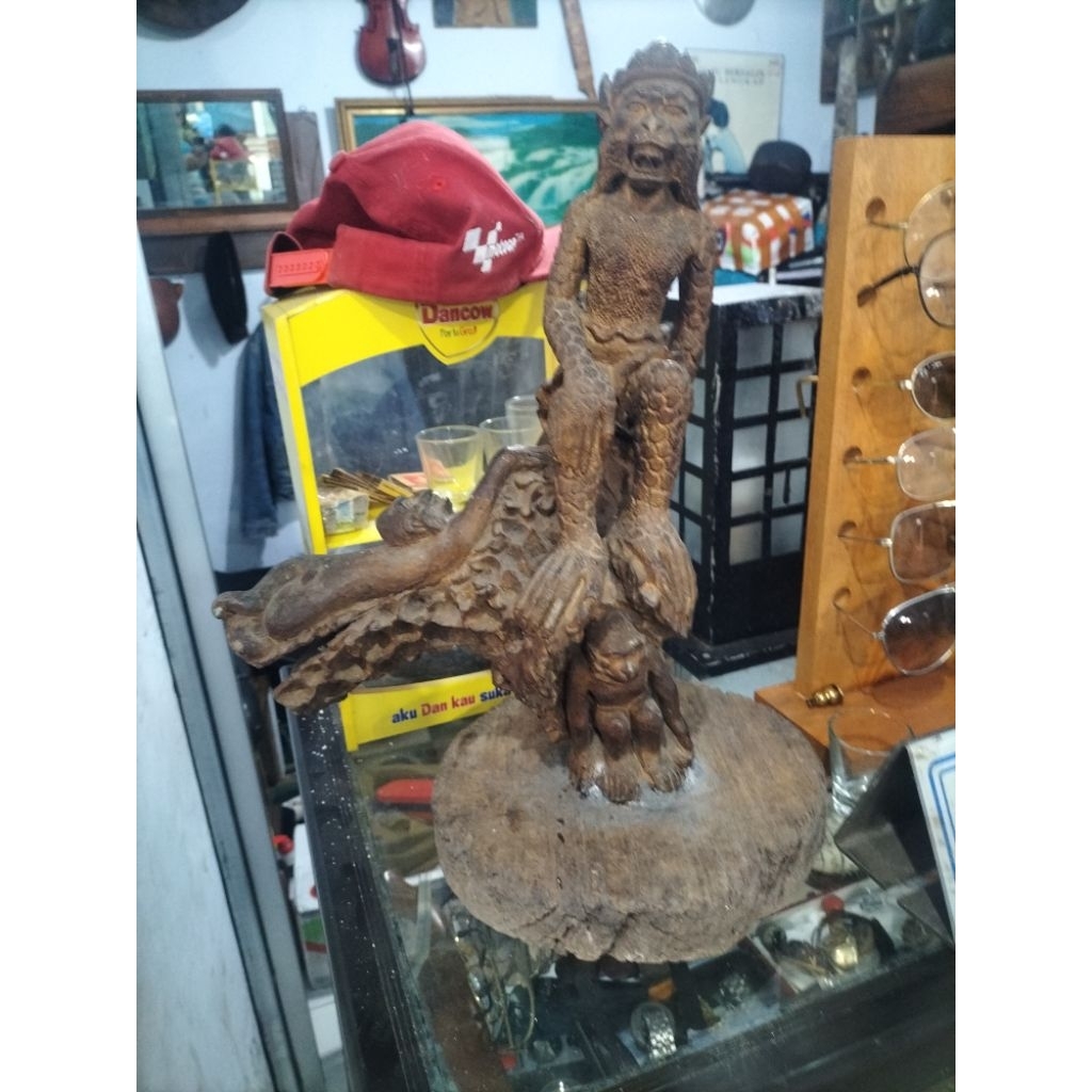 Pajangan kayu ukiran Raja Kera Antik