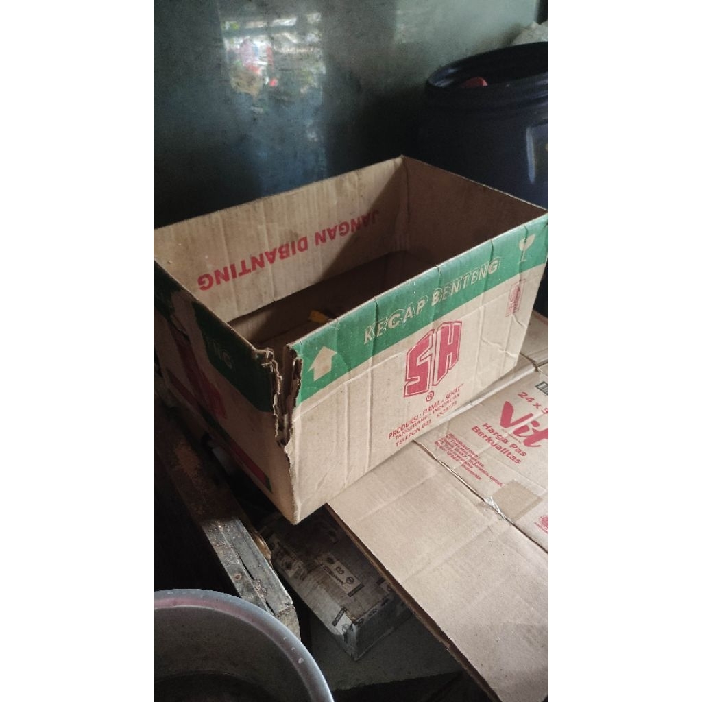 Kardus bekas random ( indomie, kecap, air aqua gelasa dan botolan )
