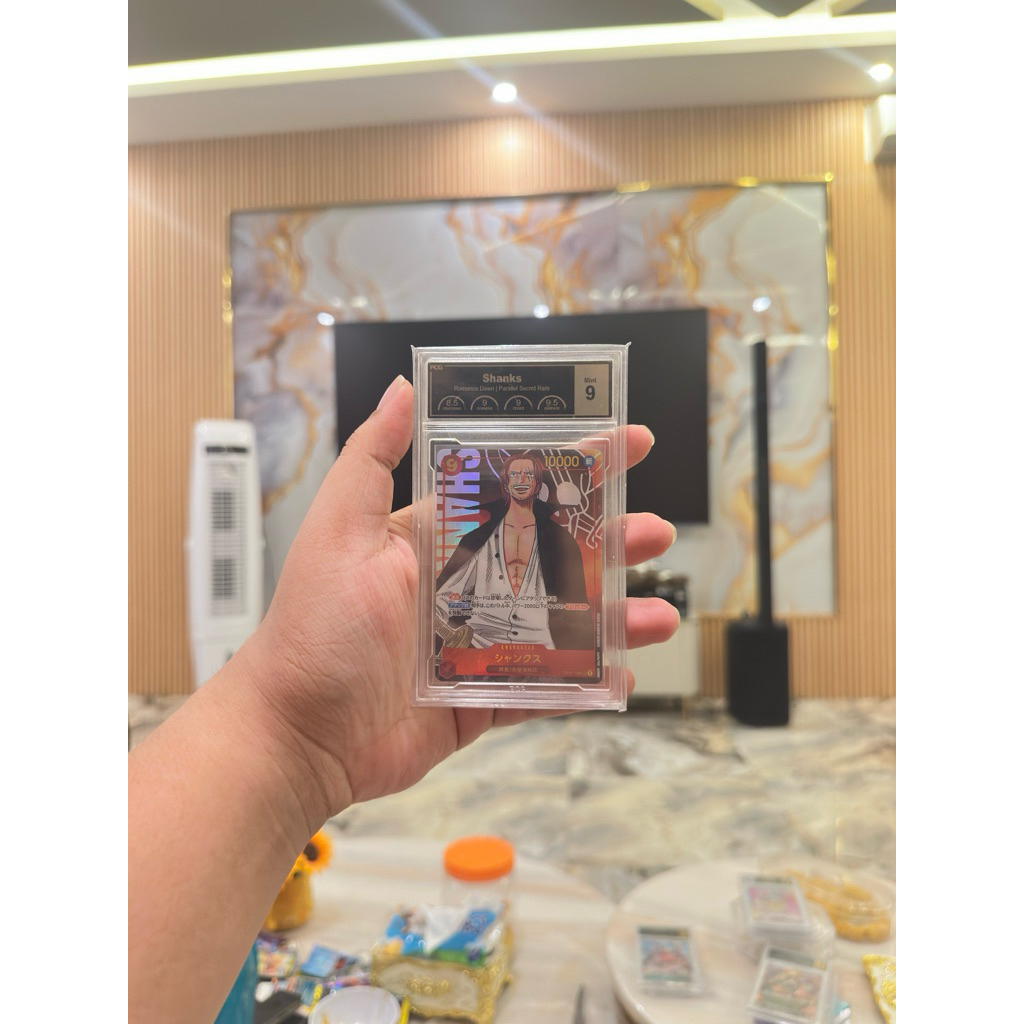 Shanks Parallel Secret Rare (SEC) dari set pertama Romance Dawn (OP-01).