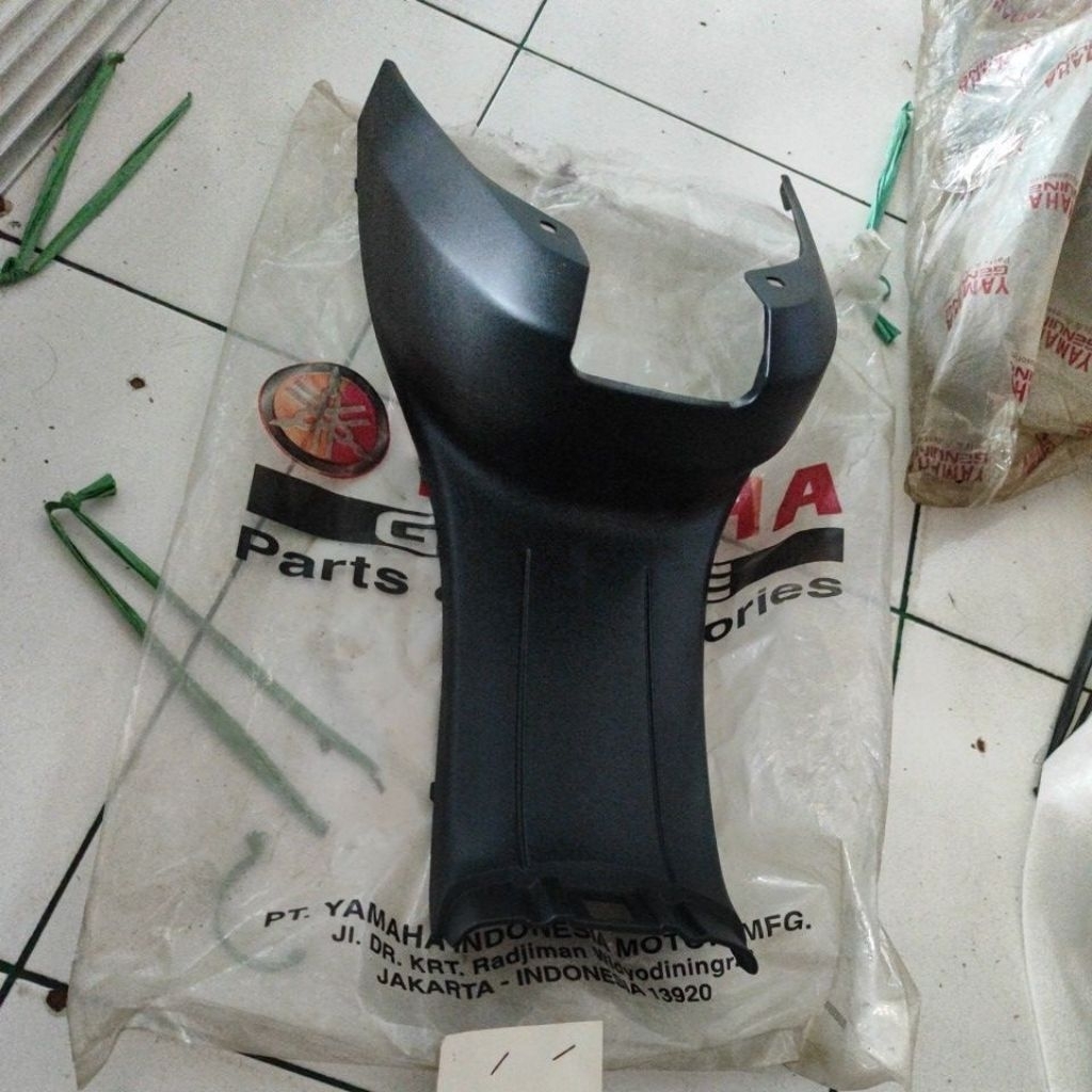 Tutup Body Kasar Cover Tangki Bawah Jok Sadel Yamaha F1ZR FIZR F1Z FIZ R Vega Lama Original 4US-F842