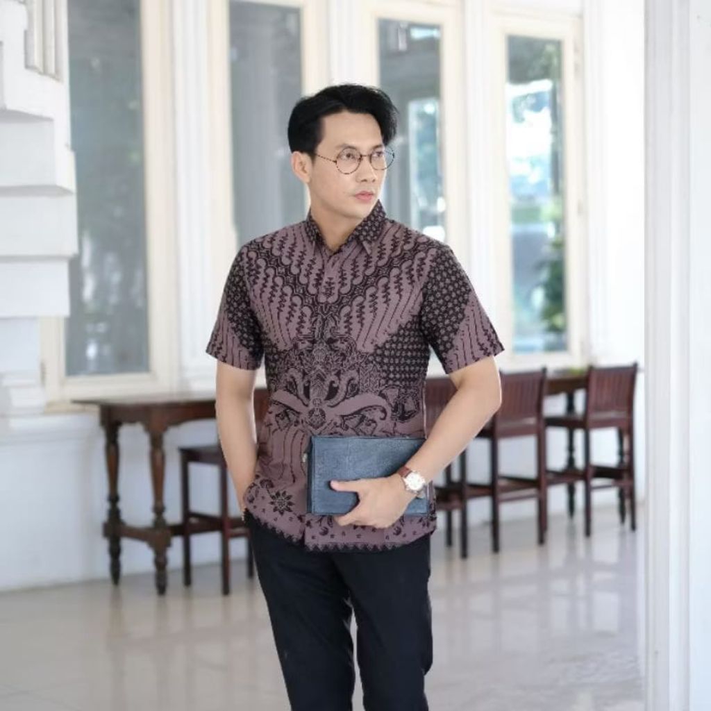Warna Ungu Taro Kemeja Batik Pria Modern Original Slimfit Lengan Pendek Lapis Furing Motif Adyatama 