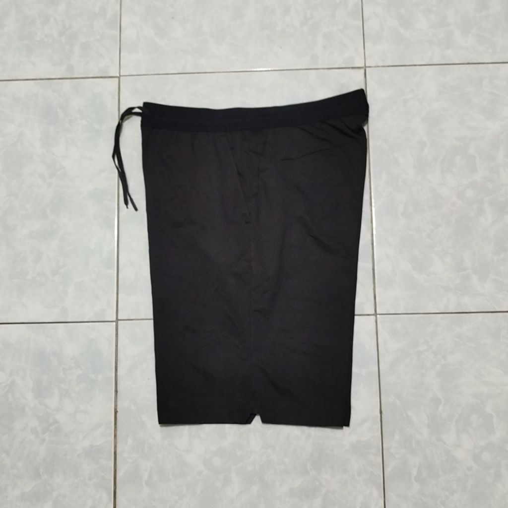 CELANA PENDEK RUNNING LARI UNIQLO SIZE M SECOND