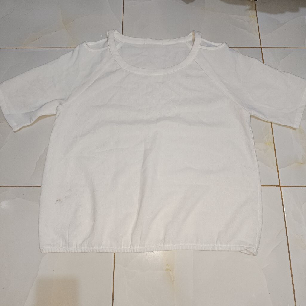 Atasan Putih Off Shoulder No Brand LD 100-120