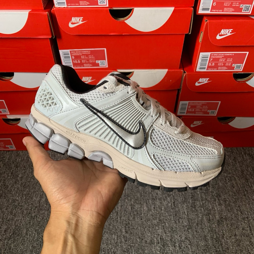 NIKE Zoom Vomero 5 WOMENS Pure Platinum Chrome ORIGINAL RESMI Sneakers WMNS