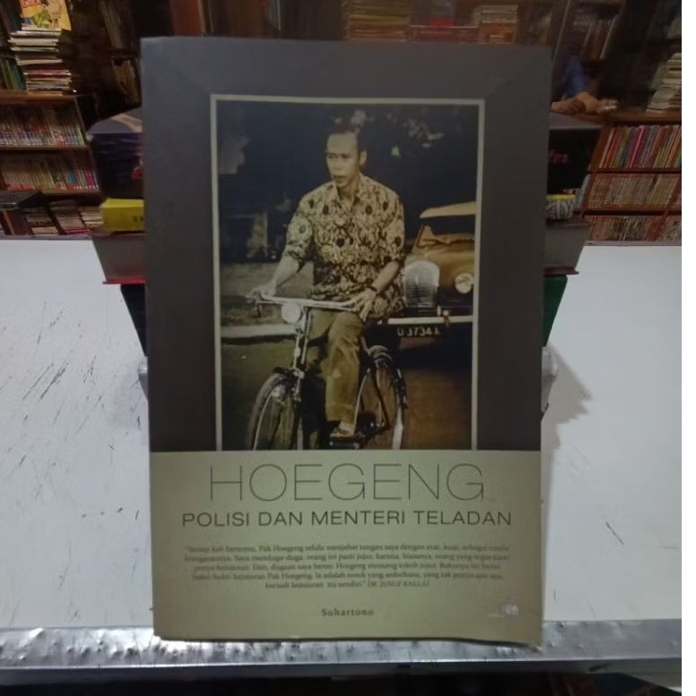Buku Hoegeng : Polisi dan Menteri Teladan - Suhartono ( Original )