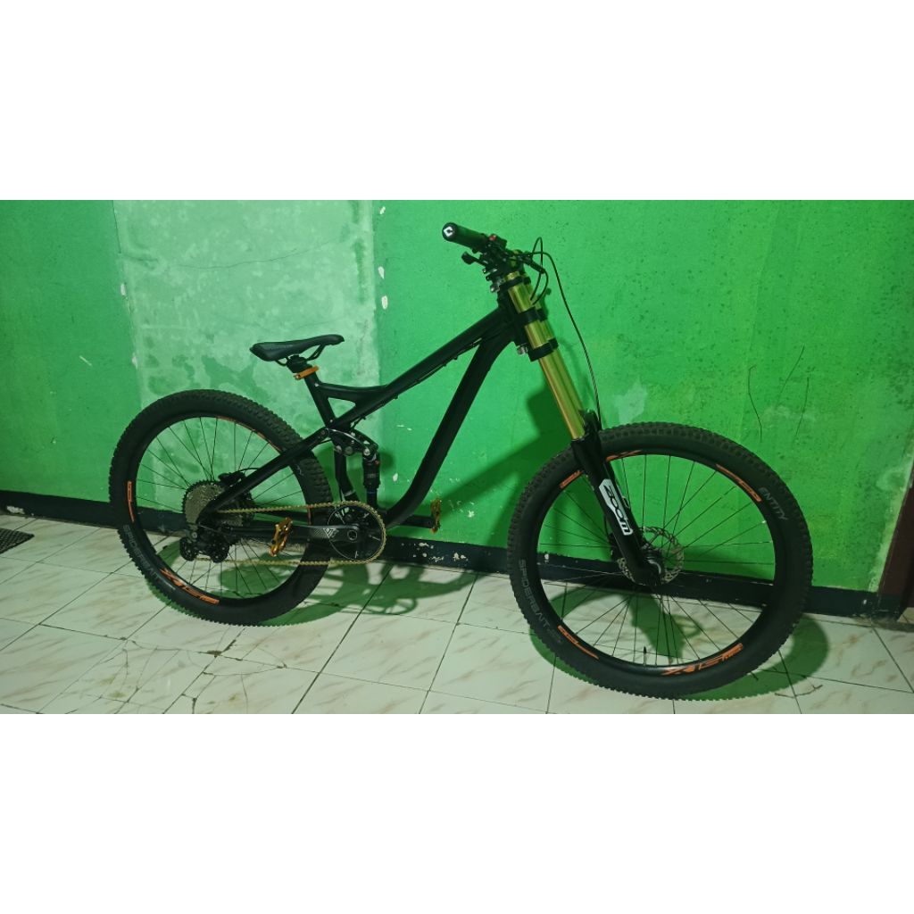 Sepeda Downhill