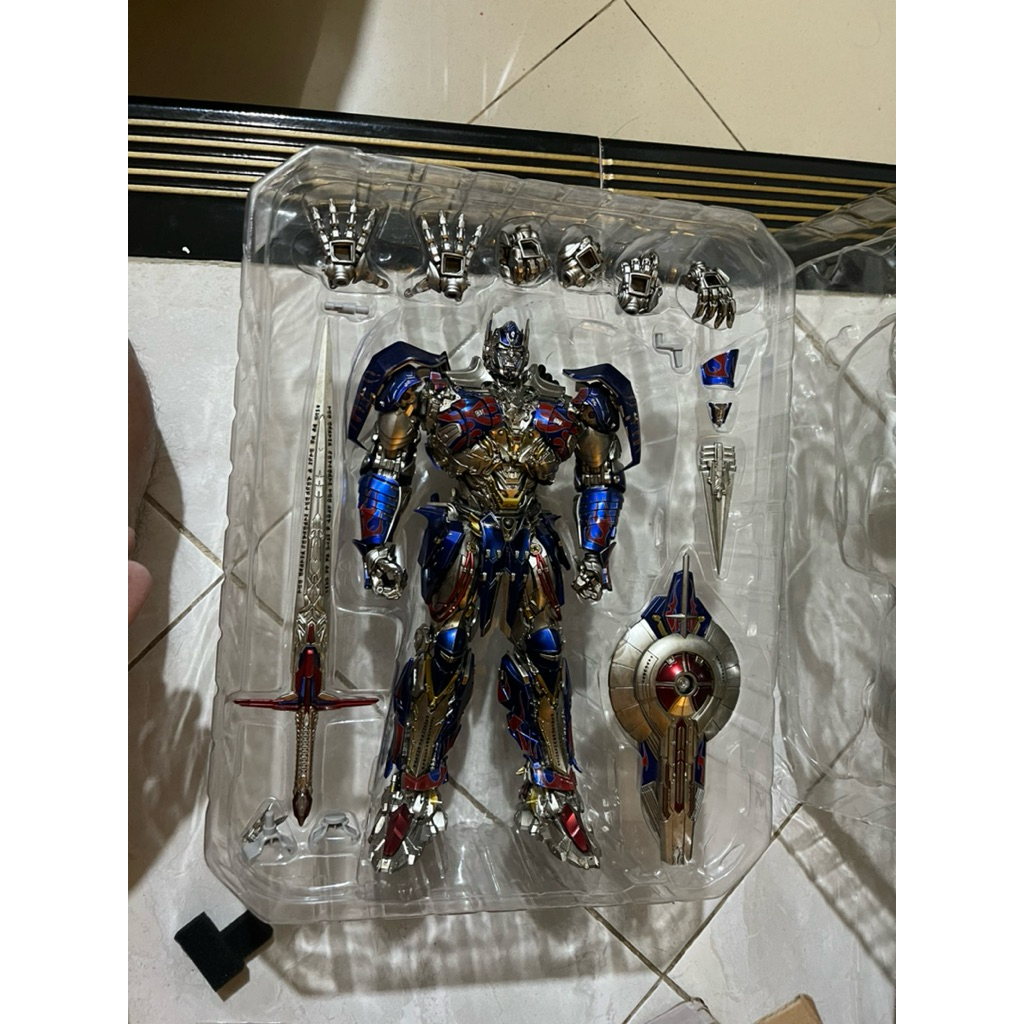 Optimus Prime Threezero DLX The Last Knight