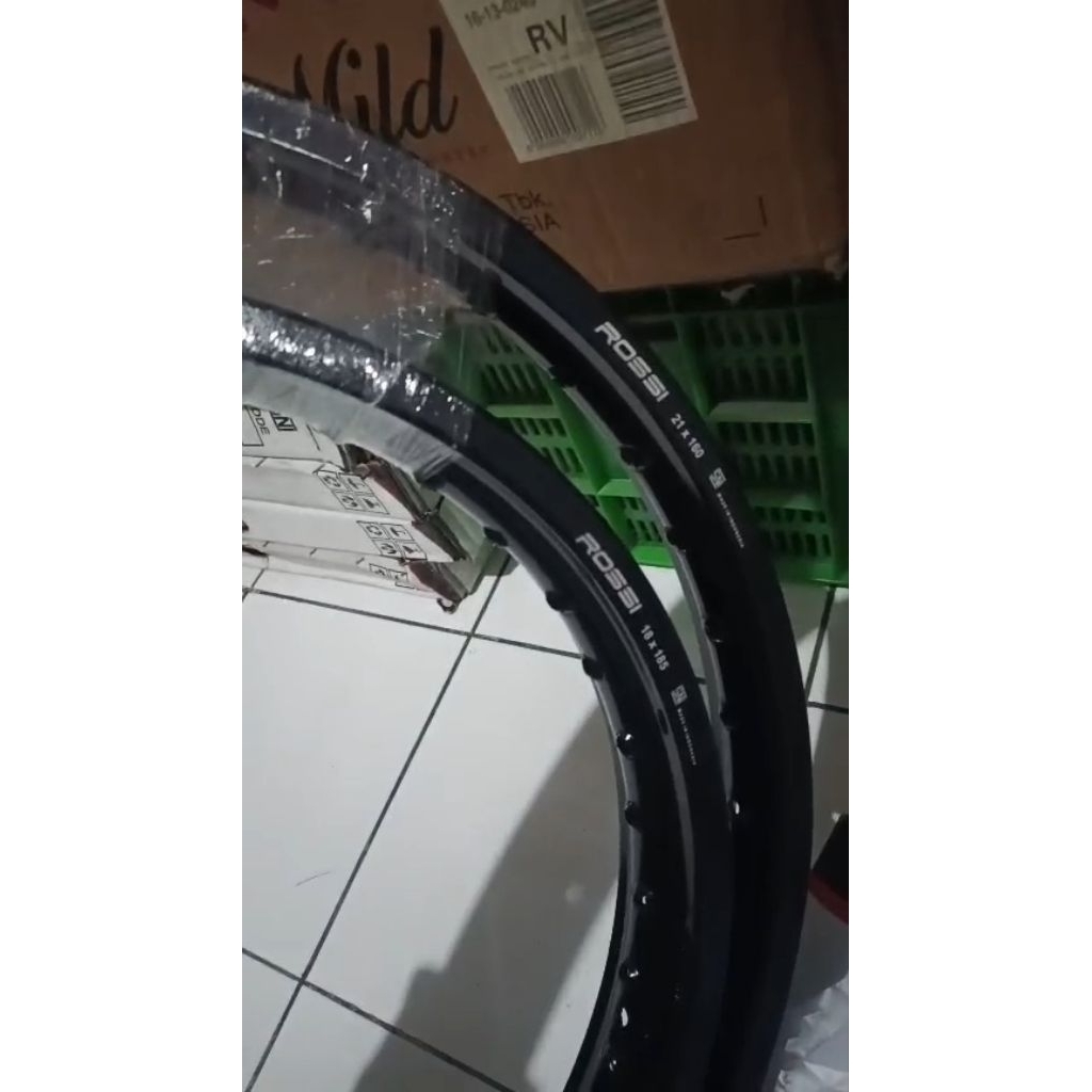 Velg Motor Aluminium Vrossi Ring 21 18 dengan Warna Hitam GLOSSY