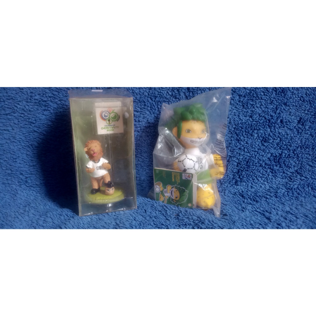 Figurin Gol maskot resmi Piala Dunia FIFA 2006 di Jerman dan boneka Zakumi maskot resmi Piala Dunia 