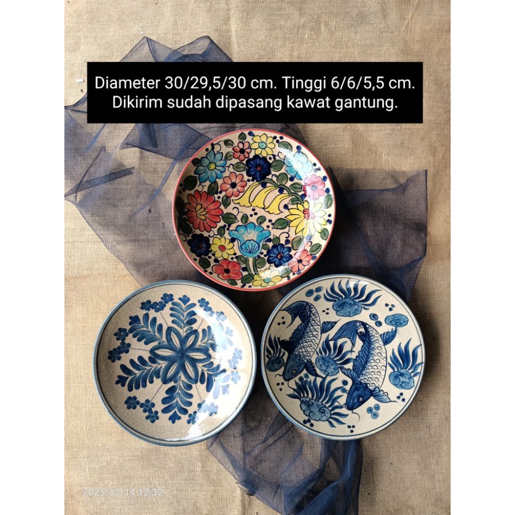 Diameter 30 cm an dan 29 cm an 3 buah piring keramik lukis gambar bunga biru dan warna warni untuk d