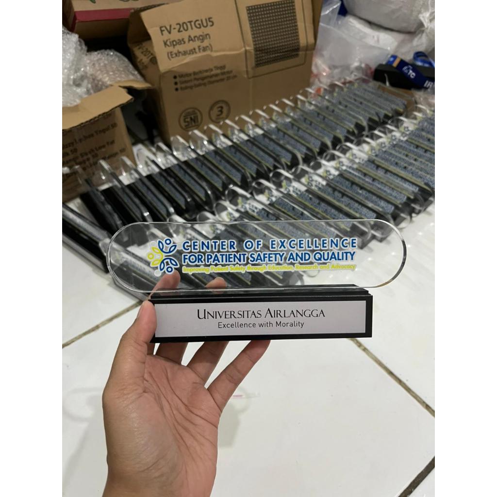 Plakat Akrilik Tatakan Kayu + Box PLAKAT AKRILIK CUSTOM TATAKAN KAYU HITAM