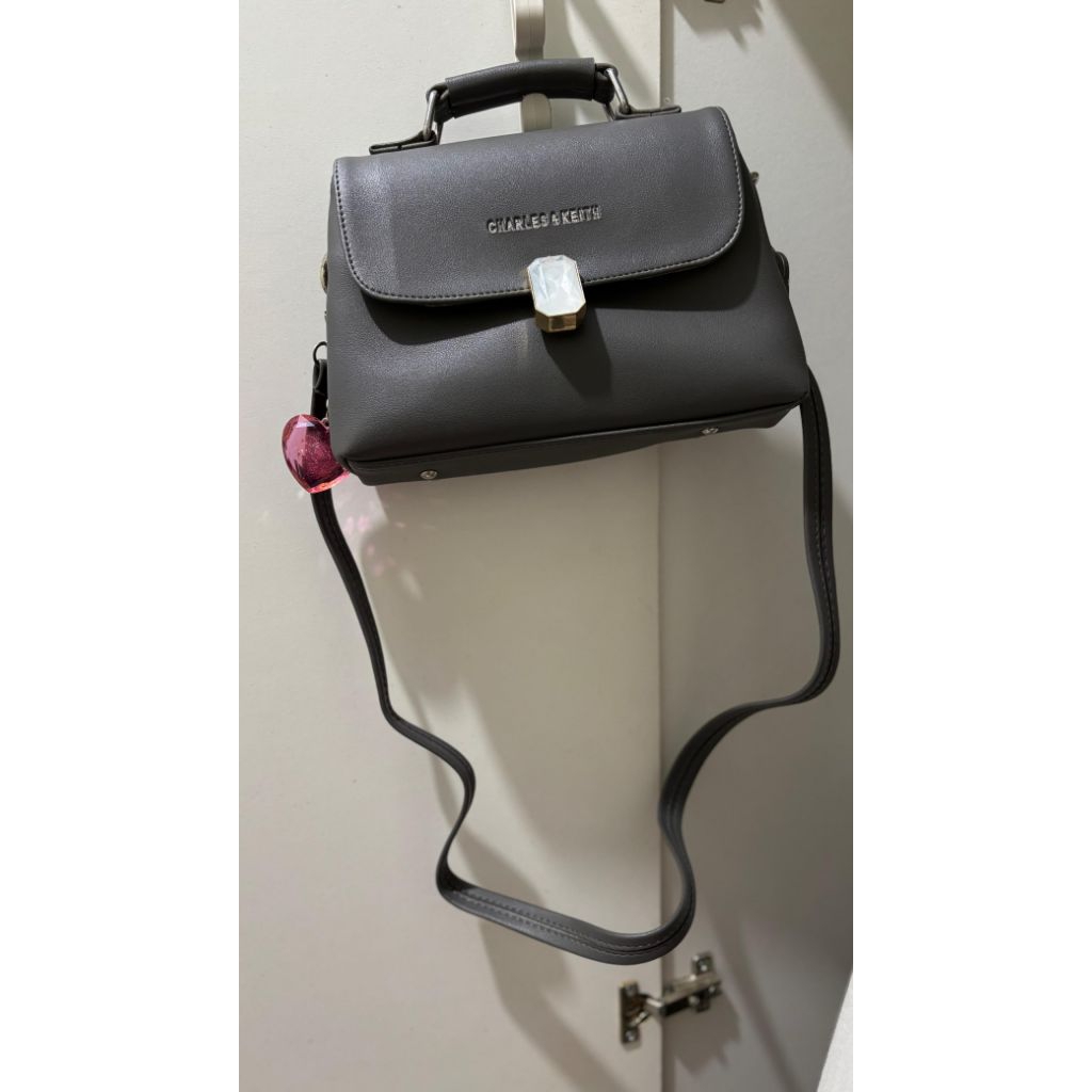 Tas preloved Charles and Keith