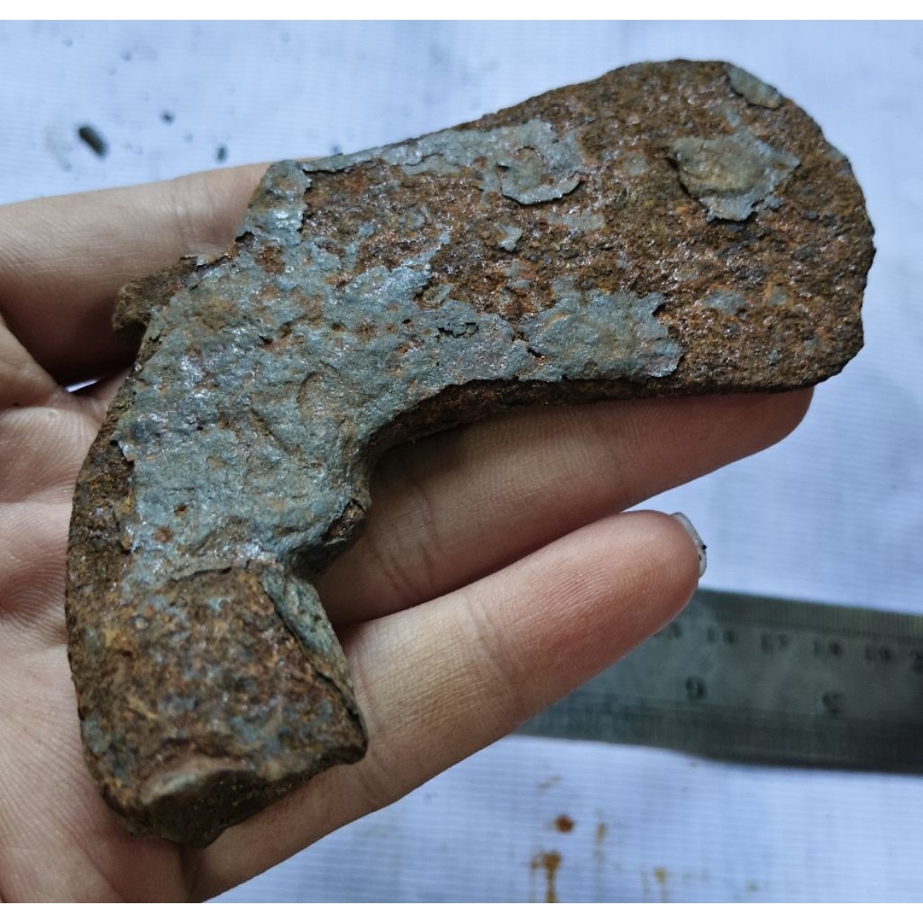 1 biji besi kuno temuan sungai (235 gram) untuk kerajinan/dll.