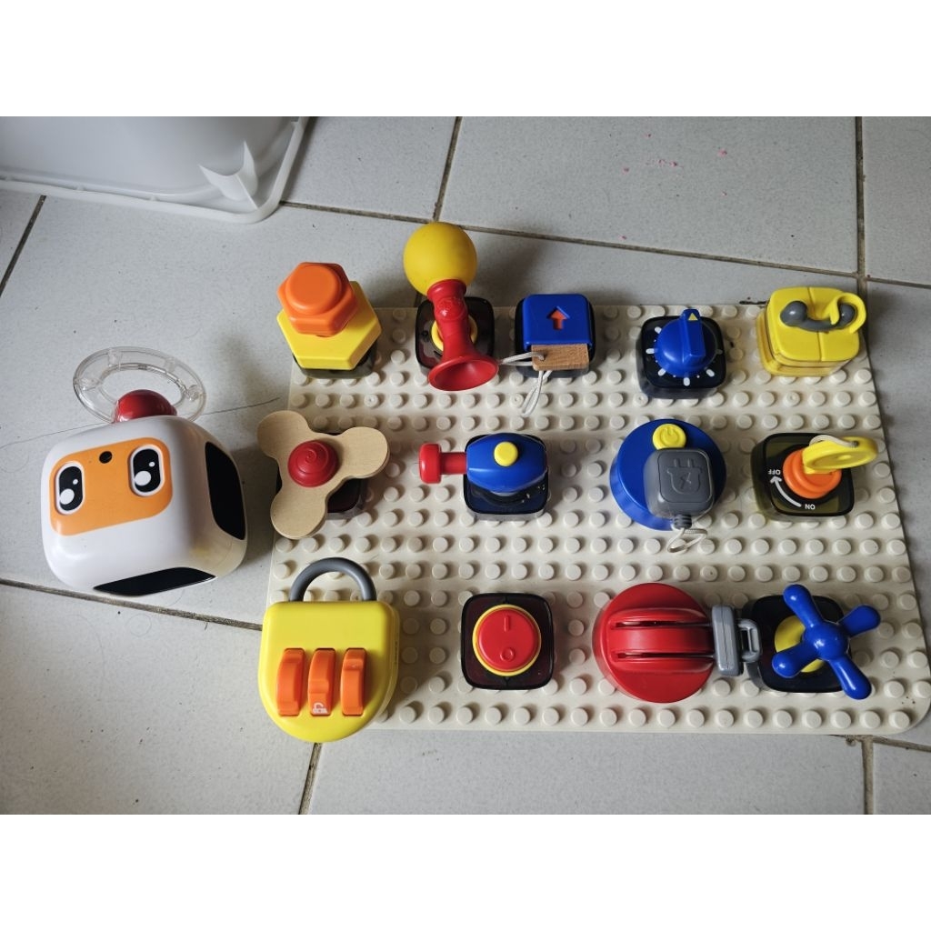 Preloved mainan sensory busy board travel