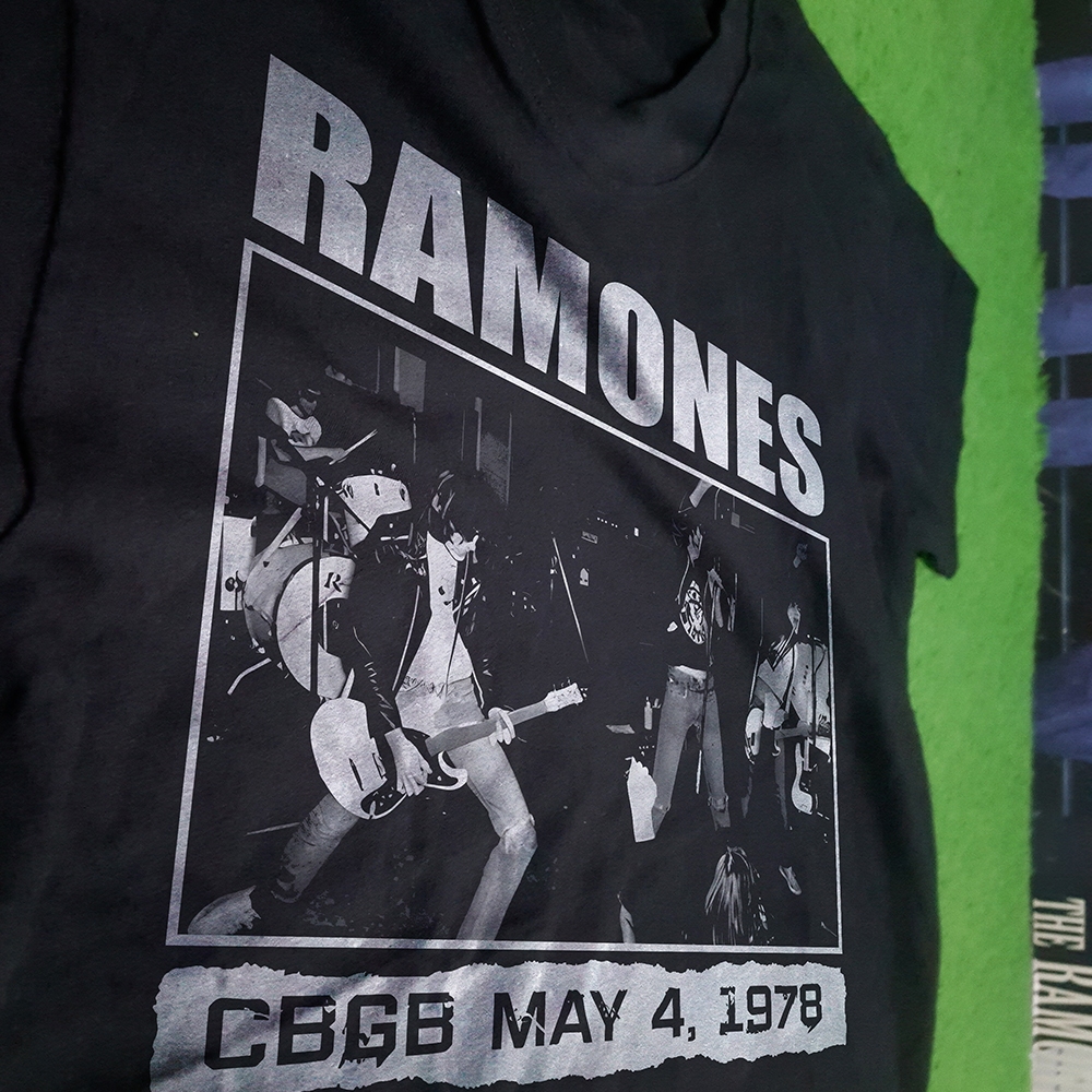 Kaos / T-Shirt Band Ramones Cbgb May 4,1978 / 30s katun combed