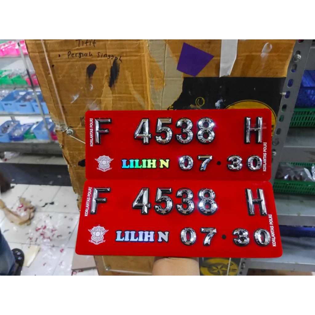 PLAT NOMOR MOTOR VARIASI / PLAT TIMBUL CHROME LIST HITAM DASAR MERAH