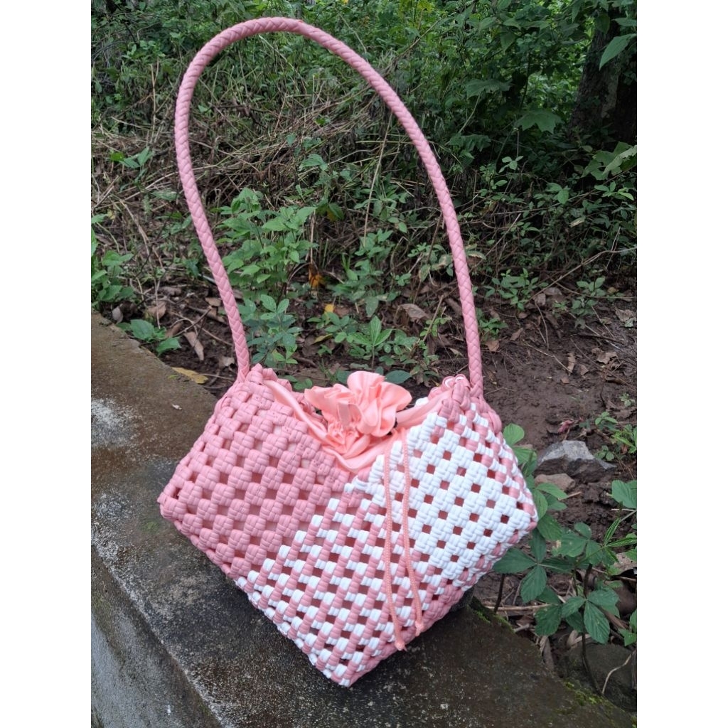 TasAnyaman jaring furing serut model unik bentuk love Tas Wanita