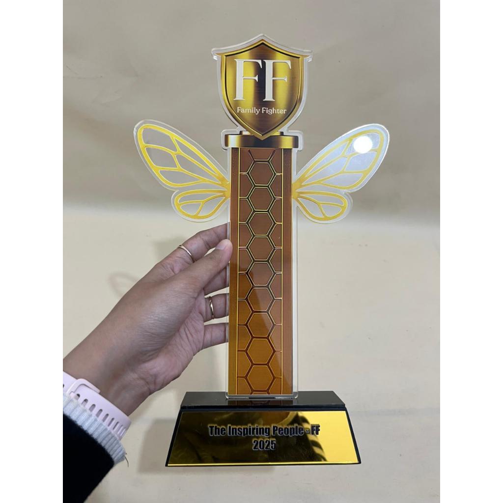 Plakat Akrilik Tatakan Kayu + Box PLAKAT AKRILIK CUSTOM TATAKAN KAYU HITAM