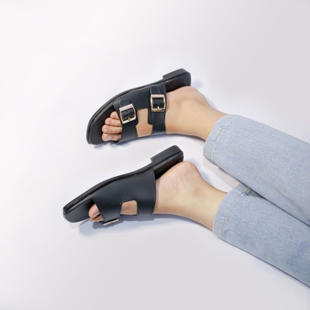 Sandal Wanita Slide Double Strap Buckle Gold – Flat Casual Elegan Kekinian