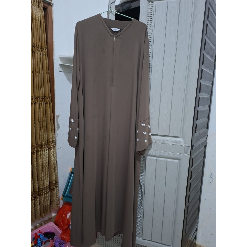 preloved signature abaya barkha size S wrna lupa ada hint hijaunya. spt wrna dune bahan thuba